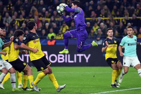 Überwiegend ein sicherer Rückhalt. Überzeugte neben starken Paraden auf der Linie auch mit gutem Stellungsspiel und verbesse...