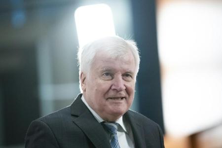 Seehofer will Ende der Geisterspiele: 