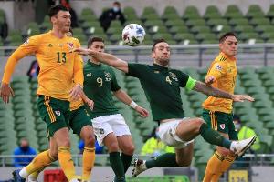 Ein irischer Fußballer positiv - fünf Ausfälle gegen Wales