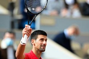 70. Sieg in Paris: Djokovic sicher in Runde drei