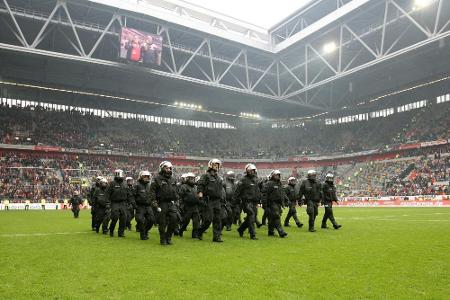 NRW-Klubs und Polizei gründen Stadionallianz - Fanszene übt Kritik