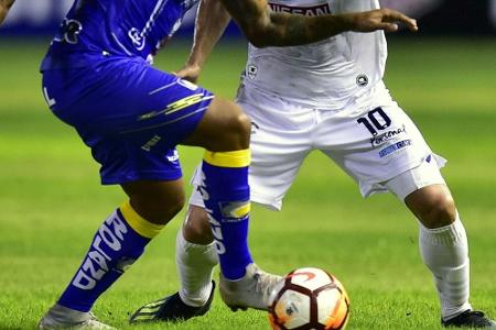 Kuss auf den Ball: Strafe für Fußball-Profi Lopez