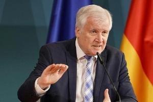 Seehofer begrüßt Zuschauer-Rückkehr