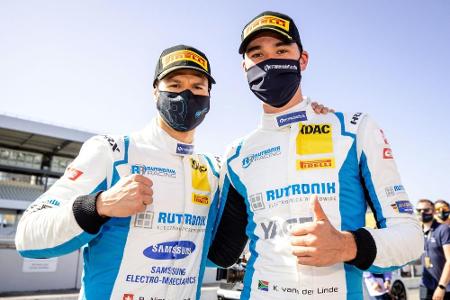 Titelverteidiger van der Linde/Niederhauser im ADAC GT Masters vorne