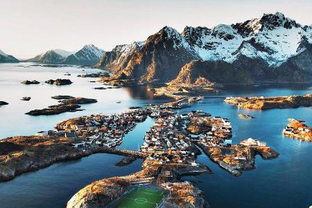 Das kleine norwegischen Fischerdorf Henningsvær ist nicht nur für Naturfreunde eine Reise wert. Auch Fußballfans kommen bei ...