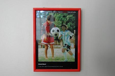 Das Trikot seines Heimatklubs trug Messi letztmals mit 13 Jahren, der Stolz auf den berühmten Sohn ist dennoch ungebrochen. ...