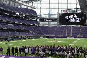 Familie von George Floyd beim Spiel der Minnesota Vikings im Stadion