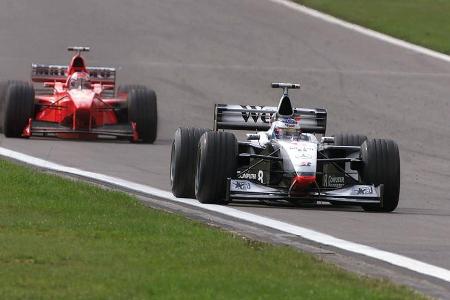 Aber: Schumacher hat weniger Sprit im Tank, muss als Erster in die Box. Jetzt schlägt Häkkinens Stunde: Der Finne knallt im ...