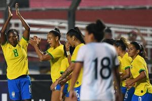 Erstmals in eigenen Trikots: Brasiliens Frauen schlagen Ecuador deutlich