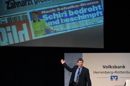 Ein indirekter Freistoß machte Dr. Markus Merk unvergessen. Am letzten Spieltag der Saison 00/01 entschied der Zahnarzt auf ...