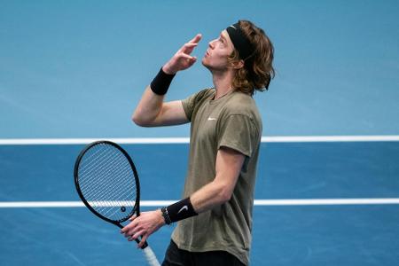 Rublew nach fünftem Saisonsieg für London qualifiziert - Kritik an Djokovic