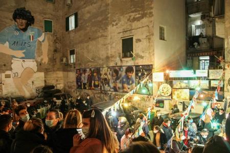 Neapel trauert um Maradona: Mahnwachen trotz Ausgangssperre