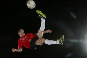 Traumtor in Dänemark: Seitfallzieher nach Latten-Fallrückzieher