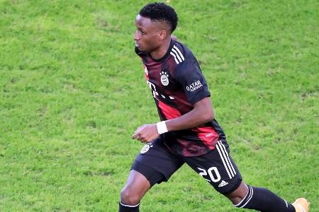 Leistete sich mehrfach fahrlässige Ballverluste in der Gefahrenzone. Bekam Carrasco auf der Außenbahn überhaupt nicht in den...