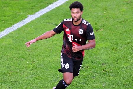 Sortierte sich im dann neu-formierten 4-2-3-1 auf der rechten Seite ein. Wuselte viel, schoss mit seinem Willen teils übermo...