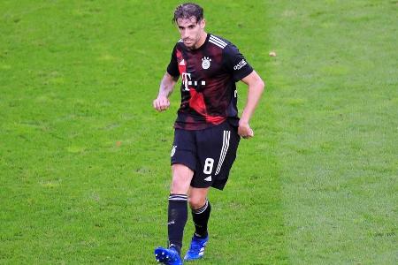 Im dicht gestaffelten Mittelfeld ohne Raum zur Entfaltung. Für einen zentralen Mittelfeldspieler viel zu selten am Ball, um ...