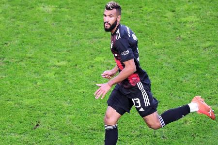 Hatte mit Abstand die wenigsten Ballkontakte. Hing gegen Savic und Giménez komplett in der Luft. Wich ab und an auf den Flüg...