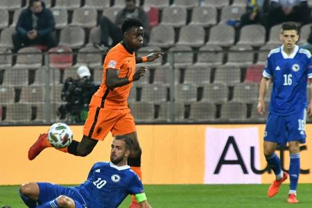 Ajax-Profi Promes wegen Messerstecherei in Untersuchungshaft