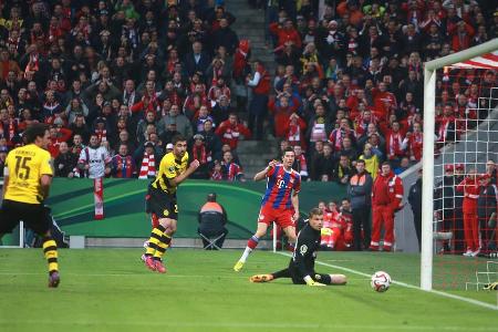 Auch im DFB-Pokalhalbfinale hat der Stürmerstar kein Erbarmen mit seinem Ex-Klub. Nach seinem Tor zum 1:0 sieht es lange Zei...