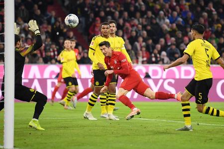 In einer einseitigen Partie gewinnt der FC Bayern mit 4:0 gegen den BVB. Zweifacher Torschütze ist Robert Lewandowski, der d...