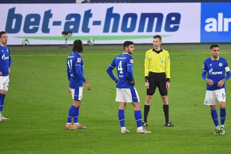 FLOP-Dauergast in diesem Ranking. Die Sieglos-Serie des FC Schalke 04 hält nach der Pleite gegen Bayer Leverkusen (0:3) mitt...