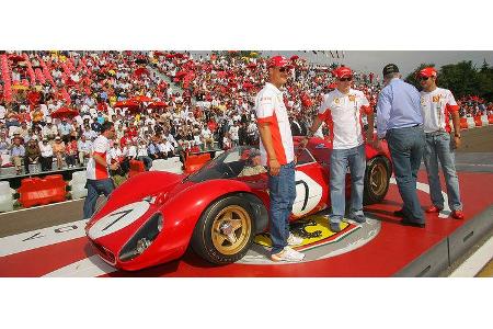 Den Sieger der Rennwagenkür ehrten sogar Schumi, Massa und Räikönnen.
