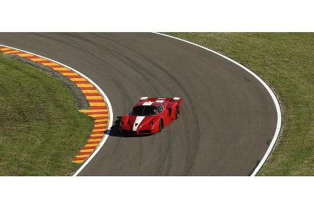 Und ein FXX mit Luca Badoer auf der Piste.