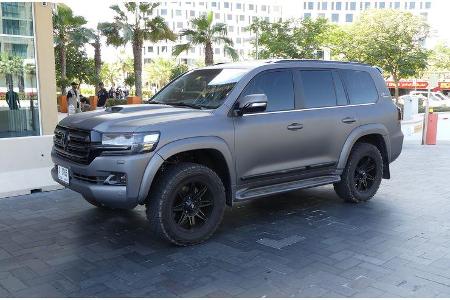 Toyota Land Cruiser VX.R - Carspotting - Abu Dhabi 2017