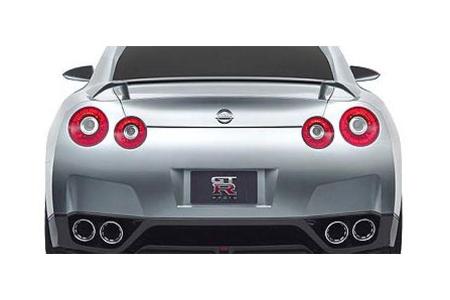 Am Heck sorgt ein Spoiler und eine üppige Schürze mit ausgeprägtem Diffusor für aerodynamischen und optischen Ausgleich.