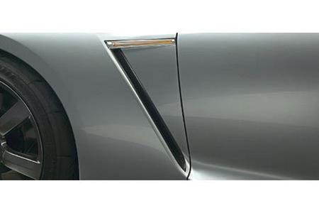 ... wie die seitlichen Entlüftungsschlitze im vorderen Türbereich.