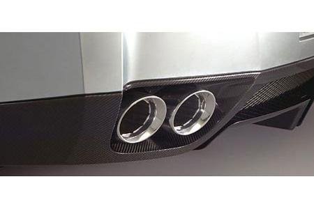 Über vier verchromte Endrohre entlässt der Allrad-Renner seine Abgase.