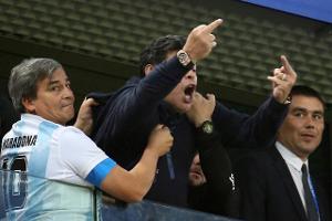 Diego Maradona jubelt auf der Tribüne mit seinem Team