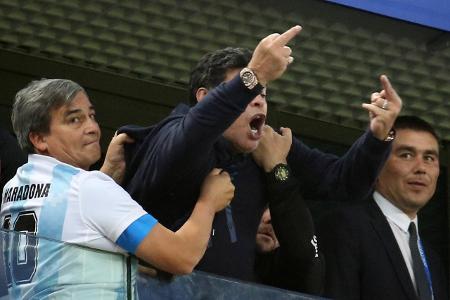 Diego Maradona jubelt auf der Tribüne mit seinem Team