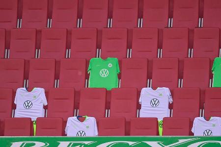 Statt auf der normalen Auswechselbank nahmen die Reservisten ihre Plätze auf der Tribüne ein. Damit jeder Profi seinen Platz...