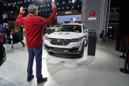 In China fährt selbst die Polizei SUV. Und in China, wo an jeder Ecke Kameras lauern, dürfen die am Auto der Staatsmacht nic...