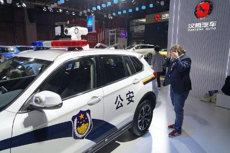 Die Polizei Dein Freund und Überwacher. Ob auch unter dem Auto Überwachungskameras angebracht sind, haben wir nicht überprüft.