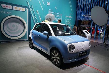 Der Ora R1 hier steht neben einer Waschmaschinenattrappe und sieht ein wenig aus wie ein Badezimmerschrank.