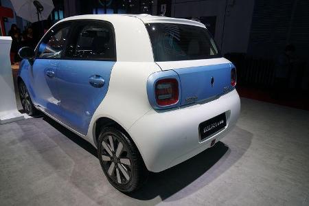 Von hinten ist die Ähnlichkeit mit dem Smart deutlicher.