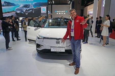 Enovate hat wie so viele ein E-SUV am Stand und ein wenig einfallsreiches Logo.