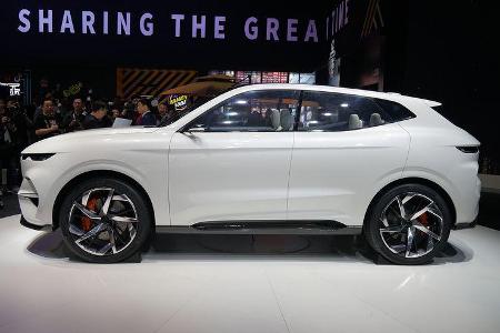 Die schmalen Schinwerfer und Heckleuchten sind sauber auf eine Linie gebracht.