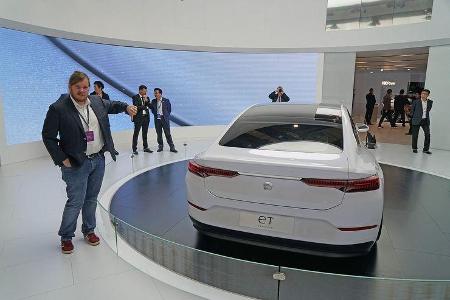 Contra Nio ET - Luca Leicht: Elektrischer Sport Sedan? Sieht aus wie eine Mischung aus Tesla Model S und Audi. Nio ET = Me too.