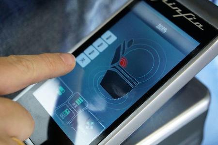 Die Sitze lassen sich immerhin per Touchscreen verstellen - der sieht allerdings aus, wie ein eingeklebtes Fake-iPhone.