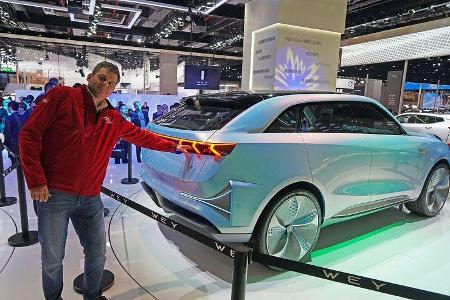 Und mit drei Vertiefungen in den Heckleuchten. Modisch, wie die Farfalle-förmigen Luftauslässe darunter.