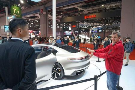 Enovate hat auch einen sportliches viertüriges Concept Car am Stand. Ein Schelm wer hier an den Porsche Panamera denkt.
