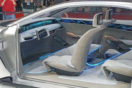 Die Display-Landschaft im Inneren erinnert eher an das chinesische Startup Byton, dessen deutscher Mitgründer Carsten Breitf...