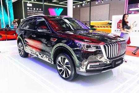 Noch mehr retor ist allenfalls die Lackierung des Honqi HS7 - natürlich braucht auch die FAW-Marke mit der roten Flagge SUVs...
