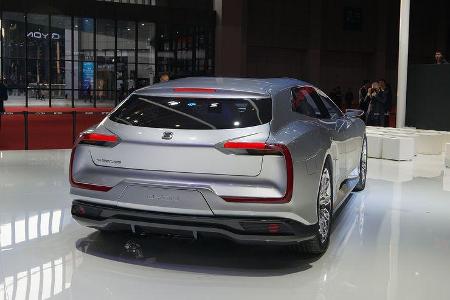 Die starken Schultern erinnern an Porsche und Audi, die Seitenlinie hinten an den Aston Martin Zagato.