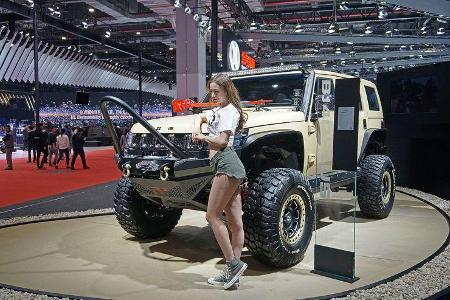 Zum Schluss mal kein Elektro-SUV: Den martialischen Offroader BJ400 Plus präsentiert BAIC mit Dame in Shorts.
