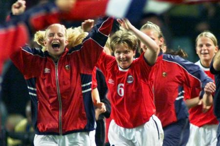 Riise übernimmt Englands Fußballerinnen interimsweise