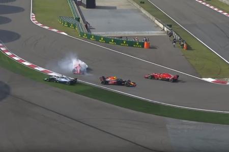 Wieder einmal kommt es zur Karambolage mit Max Verstappen. Keiner will in der Spitzkehre nachgeben, es kommt zur Berührung, ...